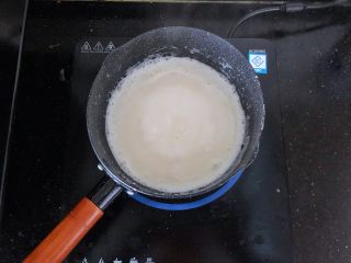 14、可可冰心面包,14、边煮边搅拌,小火加热至沸腾。