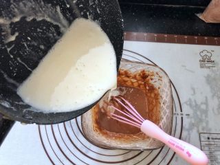 15、可可冰心面包,15、缓缓地倒入蛋黄糊中,边倒边搅拌。