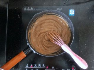 16、可可冰心面包,16、把搅拌好的蛋奶糊倒入奶锅中,小火加热,要不停的搅拌防止糊锅。