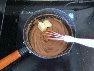 17、可可冰心面包,17、加热至蛋奶糊变得浓稠即可离火,趁热加入黄油搅拌至完全融化,棉花糖可可卡仕达酱就做好了。