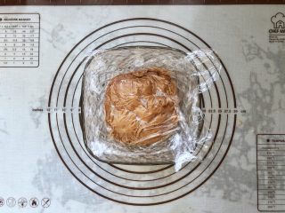 18、可可冰心面包,18、将棉花糖可可卡仕达酱倒入碗中,保鲜膜贴面,放入冰箱冷藏备用。