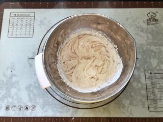 19、可可冰心面包,19、淡奶油中加入可可粉打至有清晰的纹路。