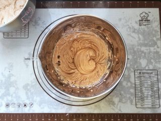 20、可可冰心面包,20、把冷藏后的棉花糖可可卡仕达酱取出用打蛋器打顺滑。