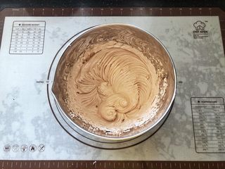 21、可可冰心面包,21、分次加入可可奶油搅打均匀,可可冰心奶油馅儿就做好了。