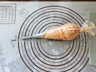 22、可可冰心面包,22、裱花袋中装入泡芙裱花嘴,装入可可冰心奶油馅儿。