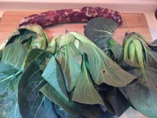 1、猪油腊肠菜饭,准备四颗青菜一根香肠