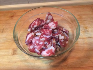 2、猪油腊肠菜饭,把香肠切片。