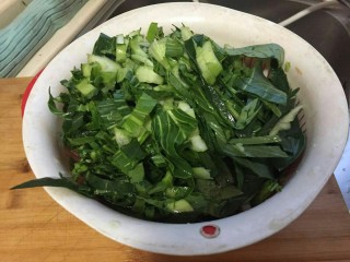 3、猪油腊肠菜饭,青菜用冷水洗净，切丝
