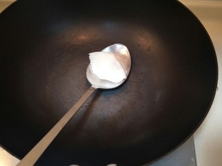 4、猪油腊肠菜饭,挖一勺猪油在锅里滚滚锅