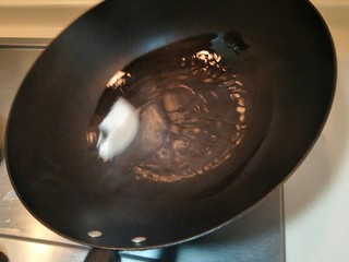 5、猪油腊肠菜饭, 融化猪油。