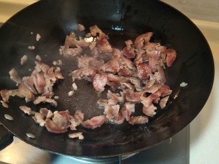 7、猪油腊肠菜饭,煸炒一分钟。中大火。