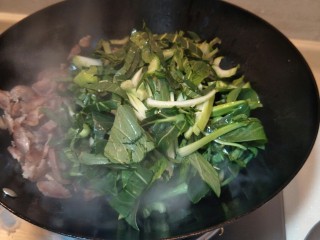 8、猪油腊肠菜饭,放入青菜。