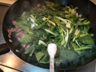 9、猪油腊肠菜饭,放三小勺糖煸炒一分钟。