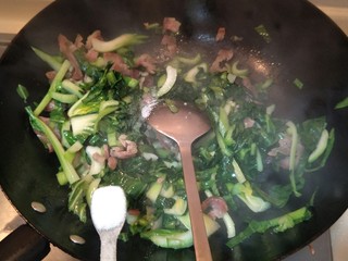 10、猪油腊肠菜饭,再放两勺盐。