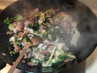 12、猪油腊肠菜饭,中大火煸炒两分钟，关火装盘