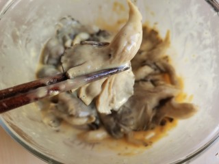 8、炸平菇（多口味超详细）,平菇上只要挂薄薄一层面糊就好，不要太稠太厚。
