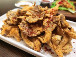 11、炸平菇（多口味超详细）,撒到炸好的平菇上。