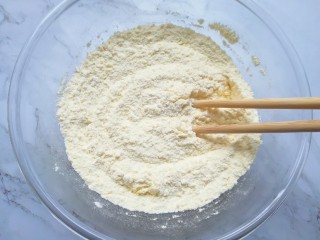 2、玉米渣煎饼,加少许盐，用筷子将两种面粉和盐搅拌均匀。