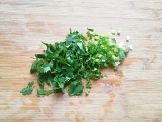 4、玉米渣煎饼,香菜洗干净切碎。