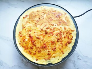 8、玉米渣煎饼,抹上辣酱和甜面酱。
