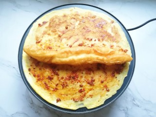 9、玉米渣煎饼,油条从中间撕开，放一半在煎饼上面。