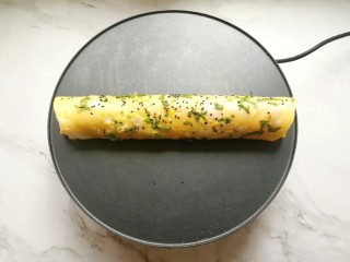 10、玉米渣煎饼,从一头卷起，一个卷着油条的杂粮煎饼就做好啦！