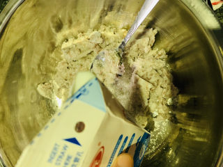 6、芋头酥,加少许牛奶;