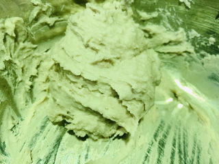 8、芋头酥,搅拌均匀,呈芋泥状就可以了;