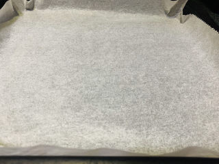 9、芋头酥,烤盘铺上油纸待用;