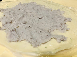 11、芋头酥,手抓饼上涂芋泥,涂多少看做的芋泥量,多一些就多涂点,少些就少涂点;