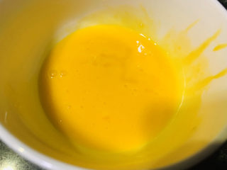 14、芋头酥,鸡蛋一个,蛋清蛋黄分离,蛋黄打散;