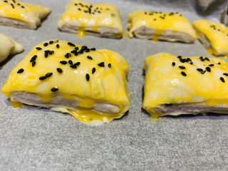 16、芋头酥,撒上芝麻,黑芝麻白芝麻都行;