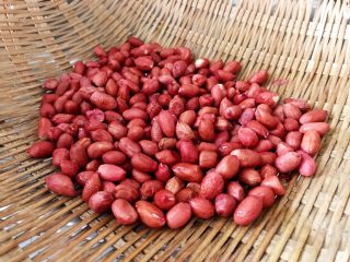 1、烤原味花生米,花生米挑选果颗粒饱满、好的，用清水冲泡干净。
