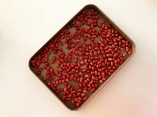 2、烤原味花生米,控干水分，放入烤盘，铺平整，不要堆起来，以防烤的时候受热不匀，影响口感。