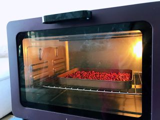 3、烤原味花生米,上下火160度，烤15分钟就好了，烤完立刻取出晾凉，超级的好吃哦！（烤箱按自己的调控，温度与时间是可以灵活变化的）