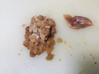2、香菇滑鸡粥,鸡腿洗净，去骨去皮，切成小小丁；