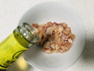 3、香菇滑鸡粥,切好的鸡肉丁放进碗里，倒入一丢丢料酒去腥；