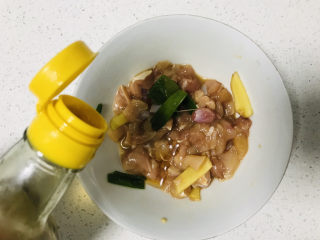 10、香菇滑鸡粥,倒入少许芝麻香油提香，封住水份；