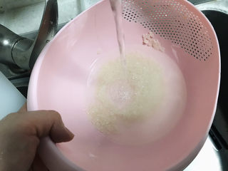 15、香菇滑鸡粥,大米淘净放入电饭锅内胆；