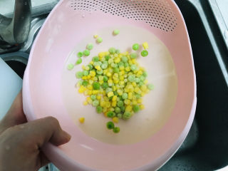 19、香菇滑鸡粥,青豆玉米粒洗净；