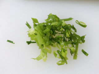 26、香菇滑鸡粥,熟食砧板熟食刀切葱花撒在盛好的粥上；