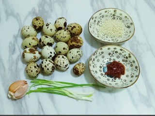 1、红烧鹌鹑蛋,准备好需要的食材