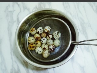 4、红烧鹌鹑蛋,煮好的鹌鹑蛋捞出，放入冰水中