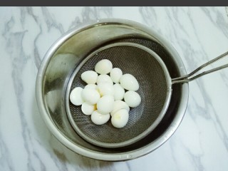 5、红烧鹌鹑蛋,将冷却的鹌鹑蛋去皮备用