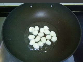 7、红烧鹌鹑蛋,放入鹌鹑蛋