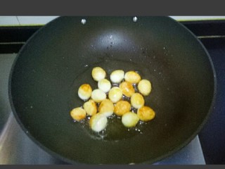 8、红烧鹌鹑蛋,小火煎至表面金黄