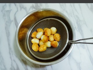 9、红烧鹌鹑蛋,将煎至表面金黄的鹌鹑蛋盛出备用