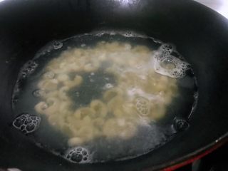 1、营养早餐之自做酸奶系列,面放锅中煮熟。