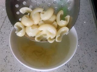 2、营养早餐之自做酸奶系列,捞出过凉水。