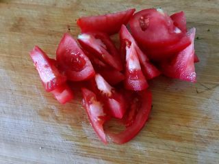 4、营养早餐之自做酸奶系列,西红柿切片。